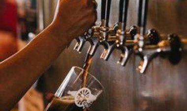 Bársegéd, italmérő ( 2 fő férfi/nő)